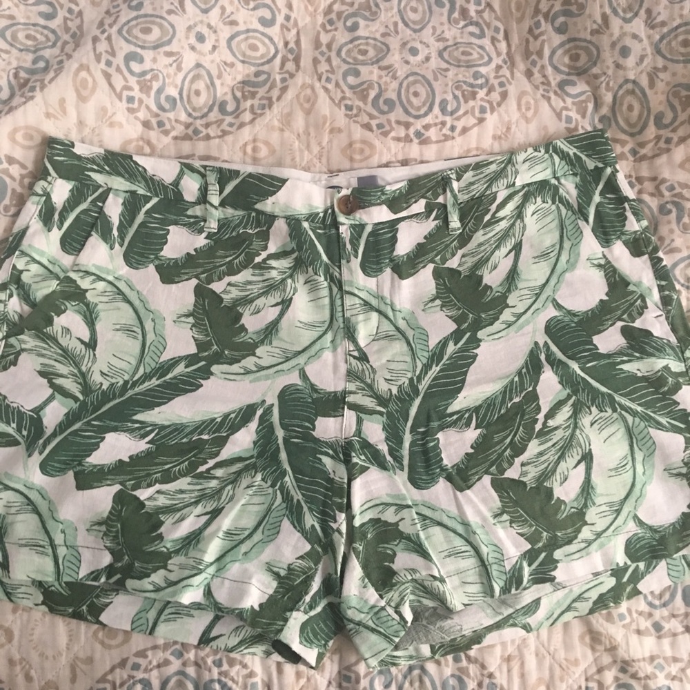 Leaf pattern shorts